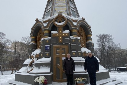 Служителите на ДП Москва поднесоха цветя на паметника-параклис на гренадирите в Москва